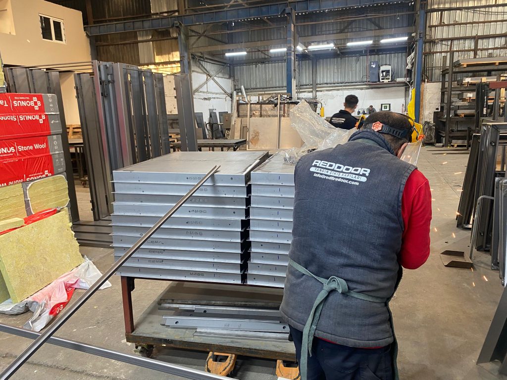 Yangın Merdiveni Kapısı Özellikleri, Yangın Kapısı imalatı, Yangın çıkış Kapısı Fabrikası